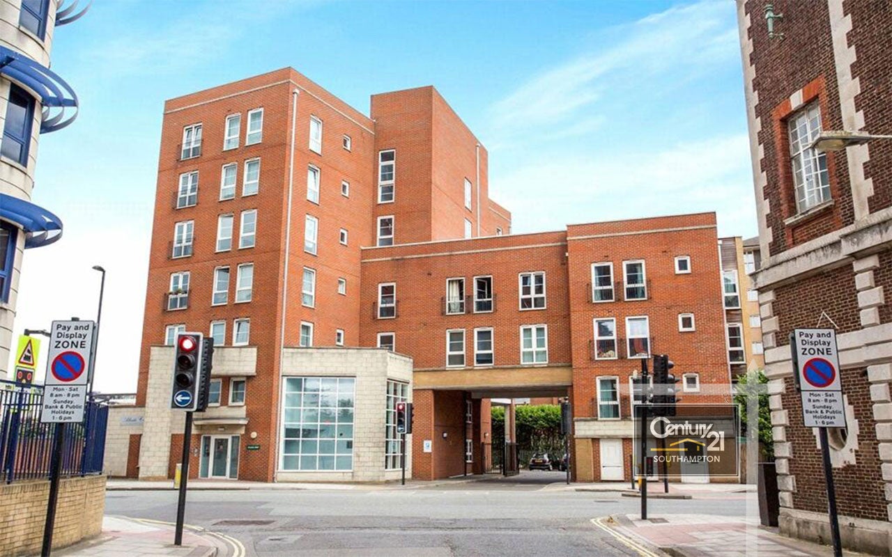 Flat Canute Road in Southampton