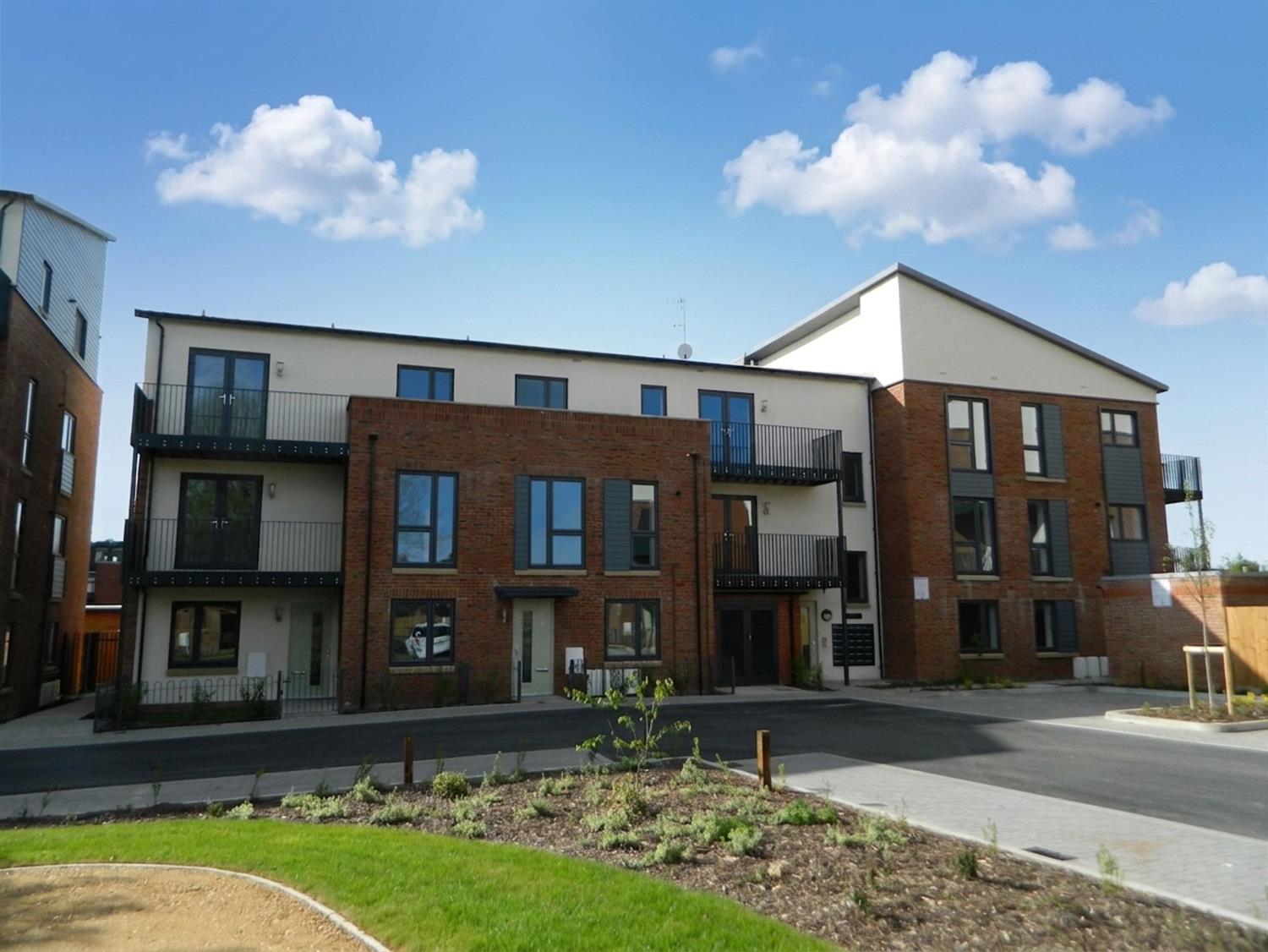 Flat Winterton Square in Horsham