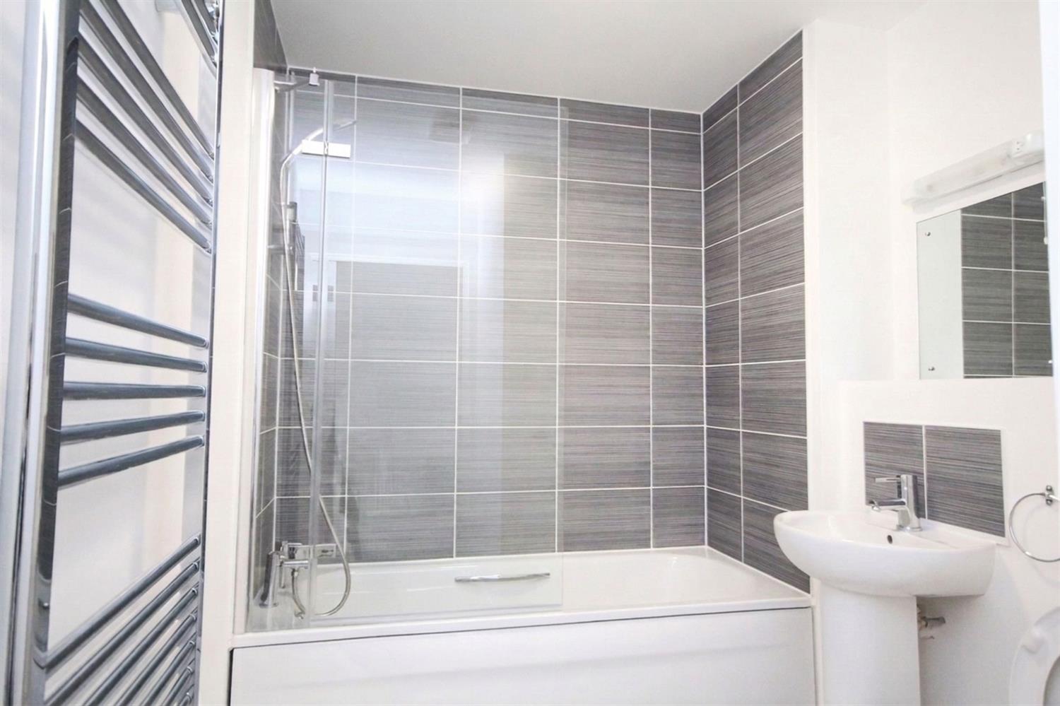 Flat Winterton Square in Horsham