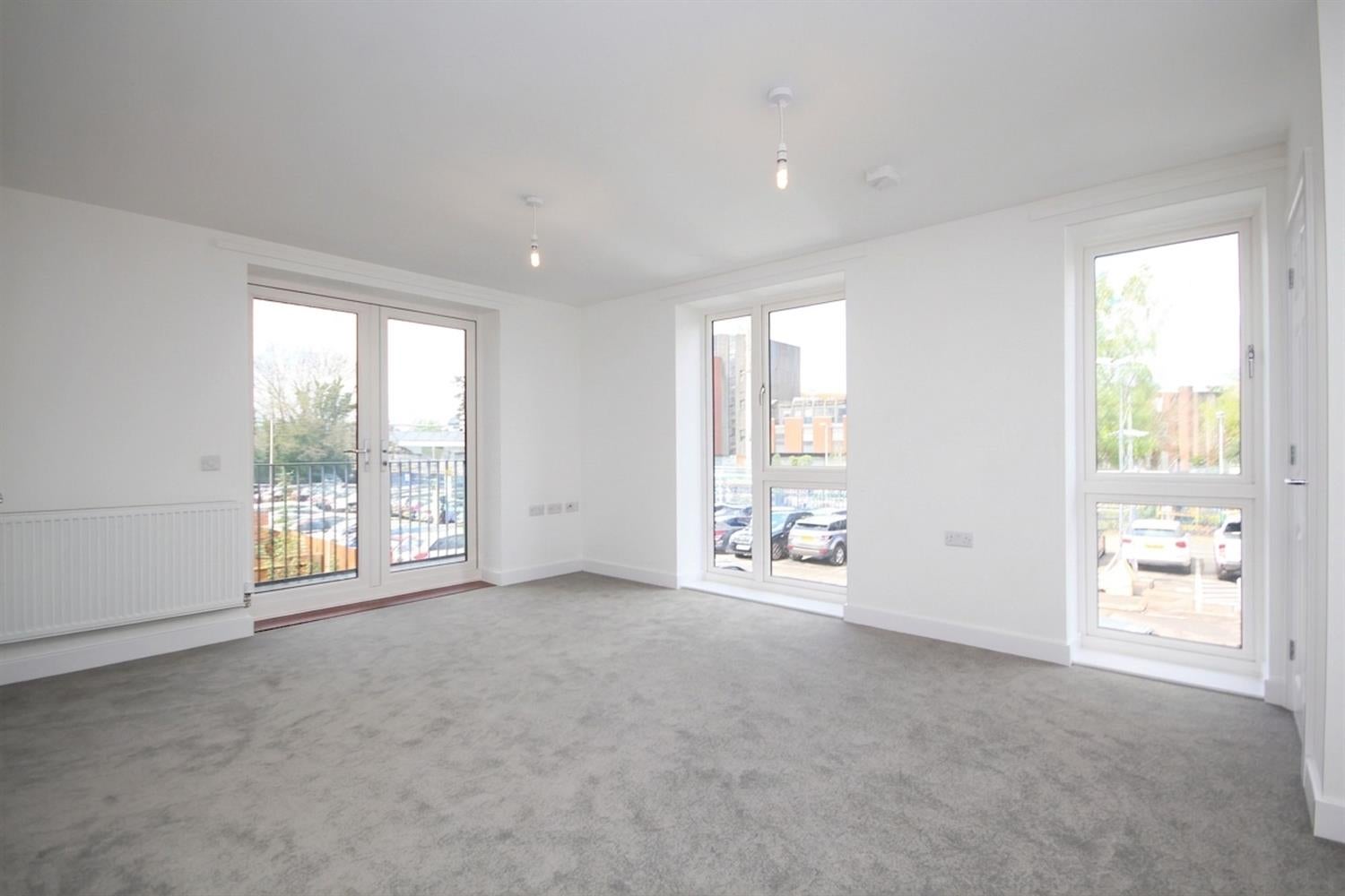 Flat Winterton Square in Horsham