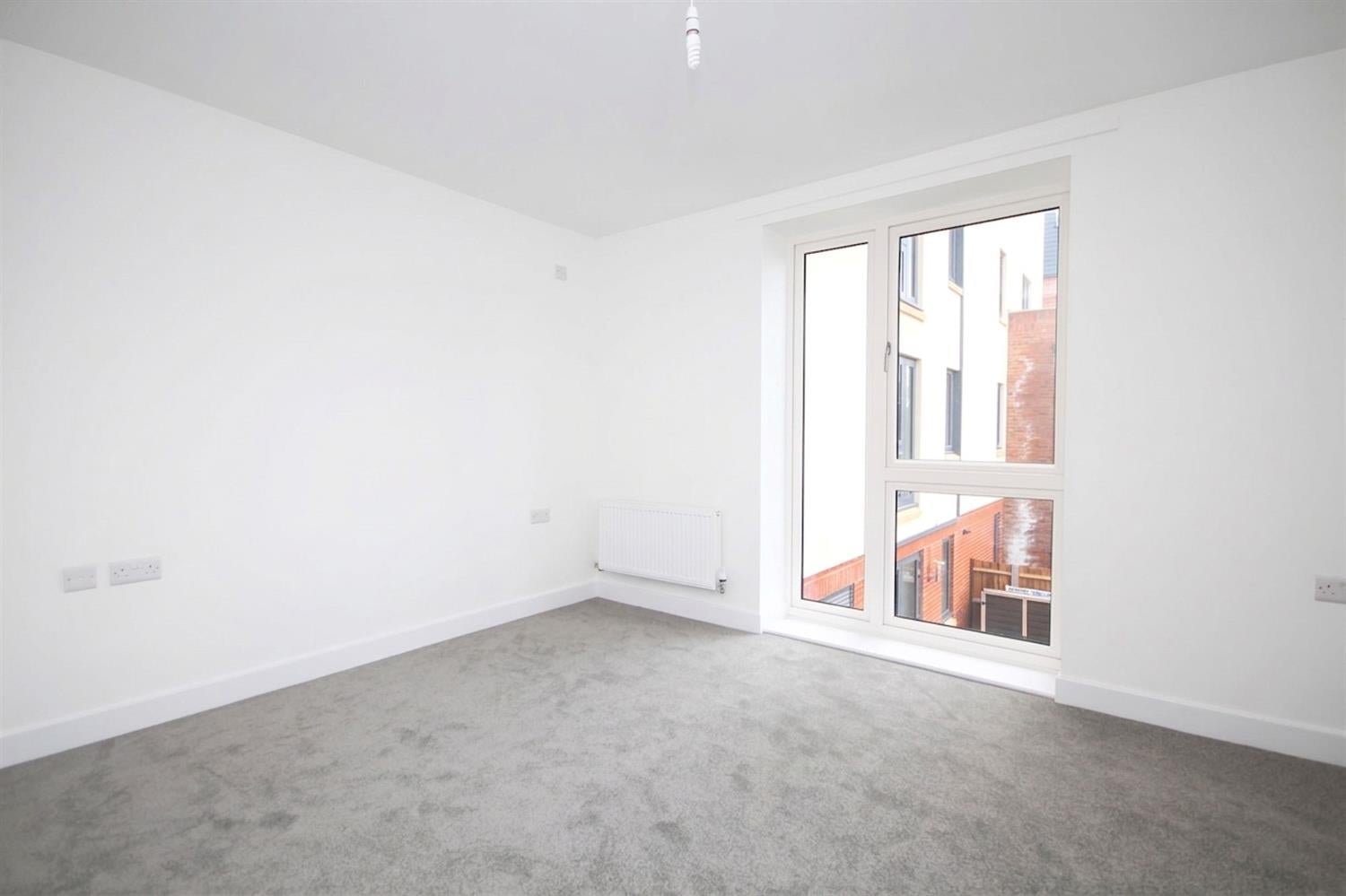Flat Winterton Square in Horsham