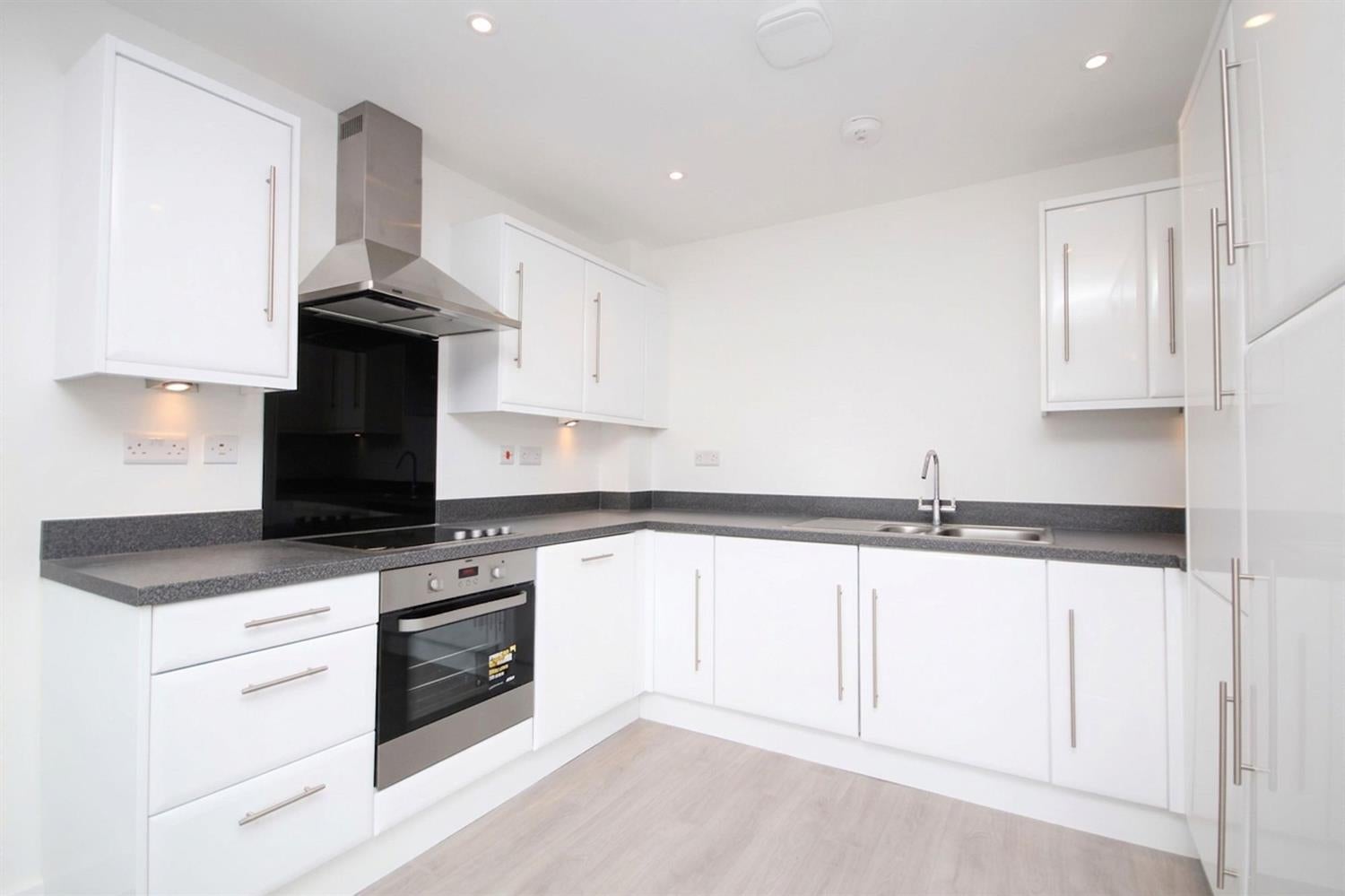 Flat Winterton Square in Horsham