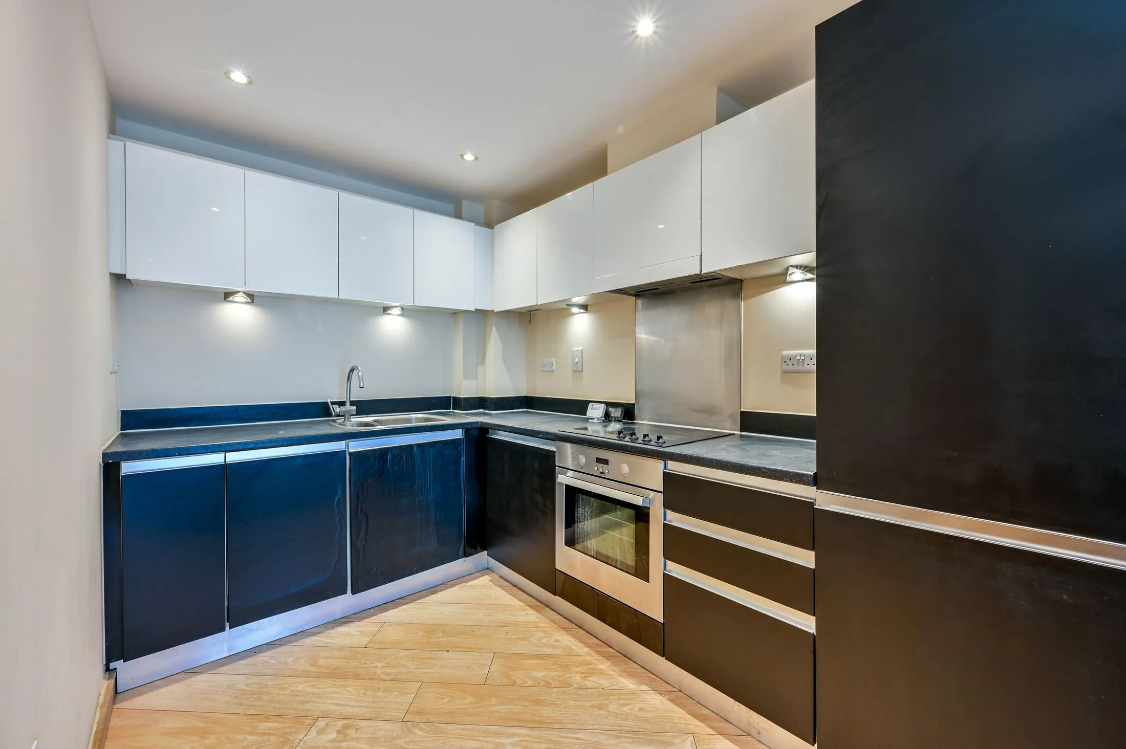 Flat Martyr Road in Guildford