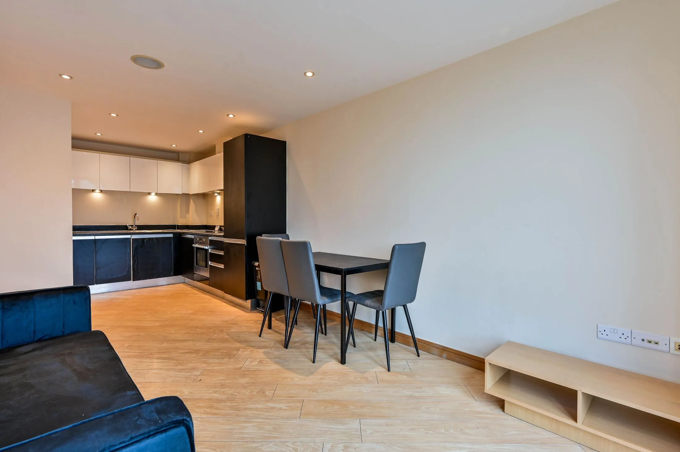 Flat Martyr Road in Guildford