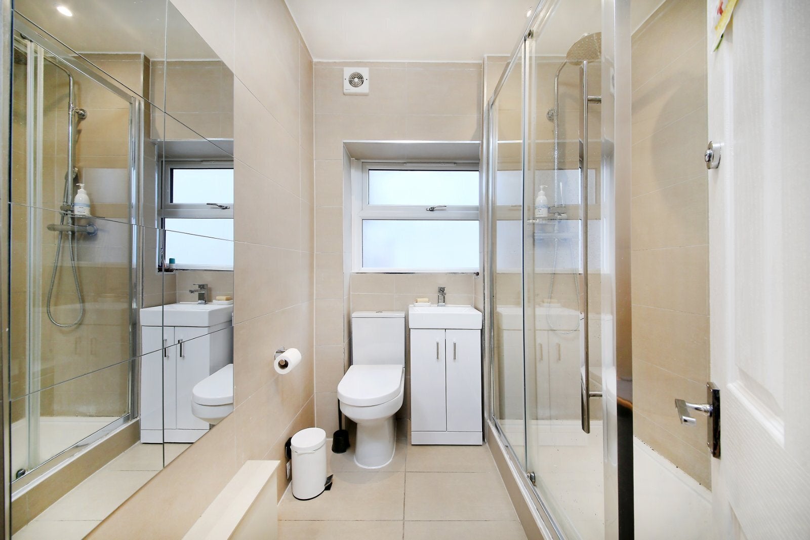 House Broomwood Road in Greater London