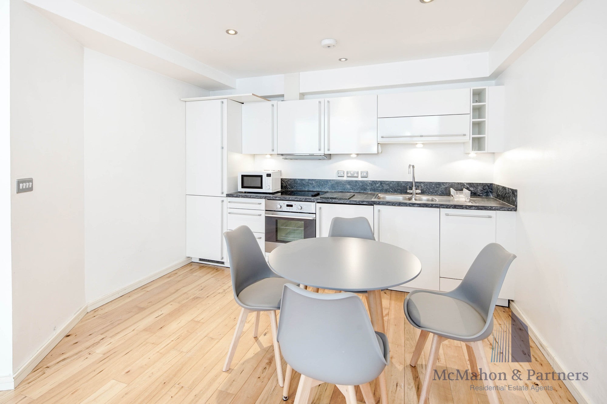 Flat Tooley Street in Greater London