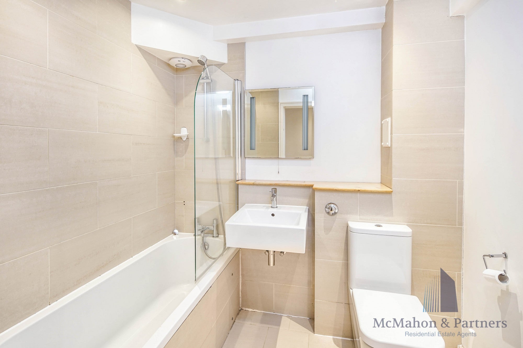 Flat Tooley Street in Greater London