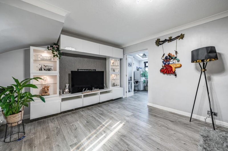 Room Saffron Close in Greater London