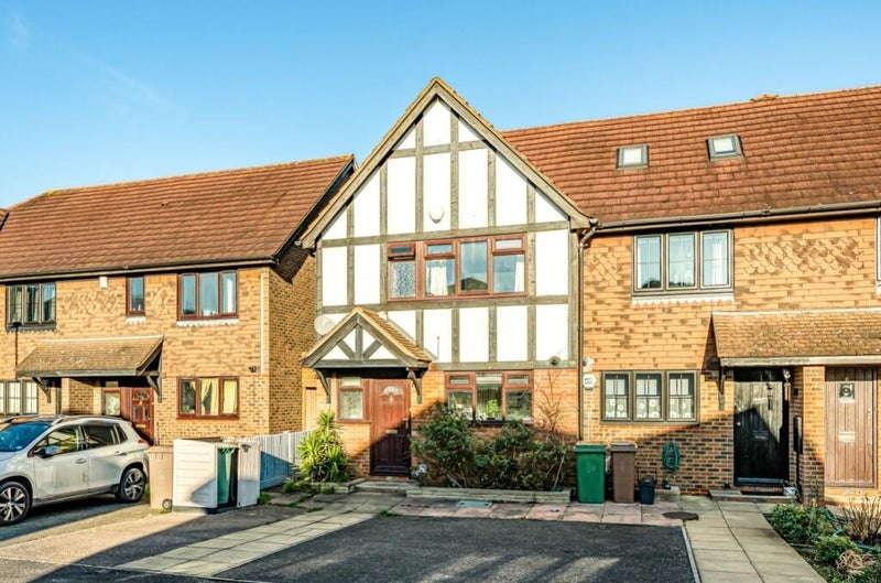 Room Saffron Close in Greater London