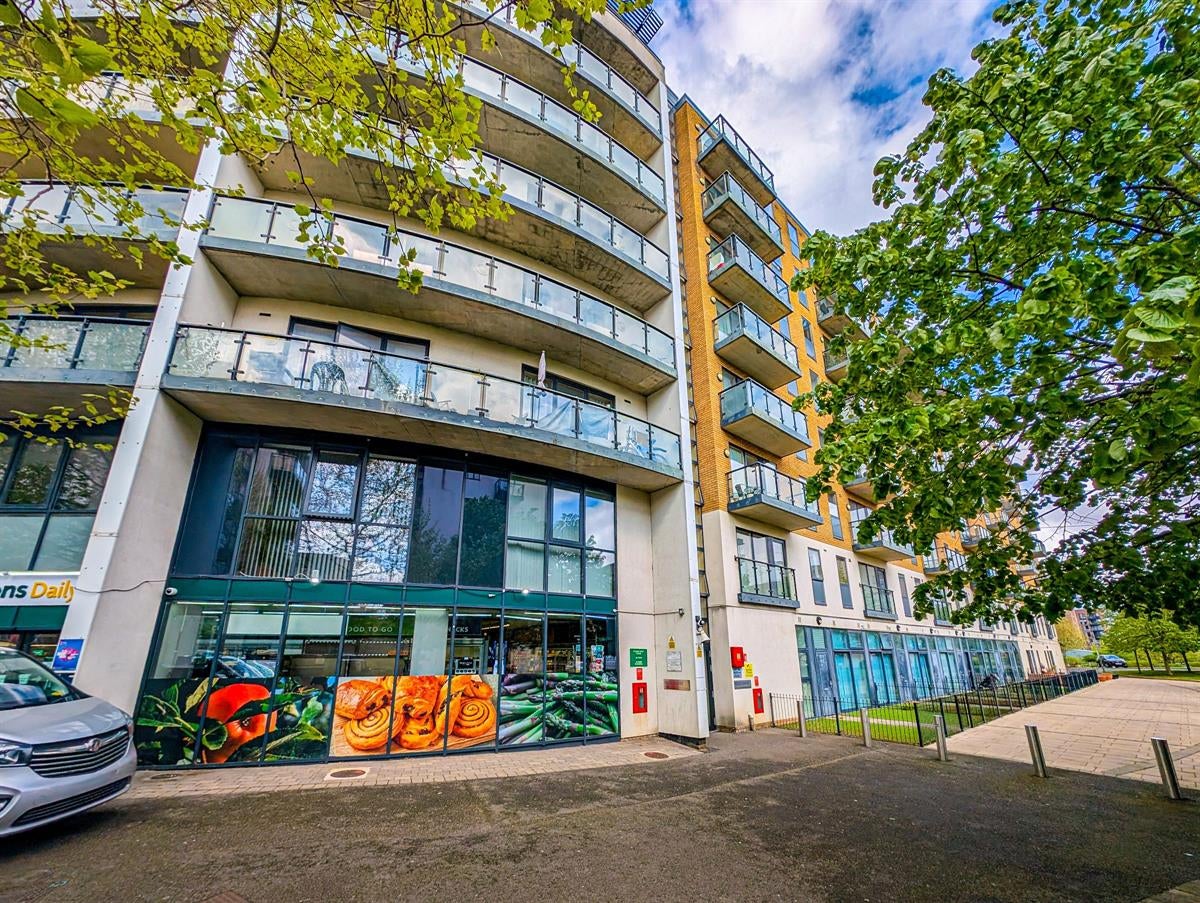 Flat Linstead Way in London