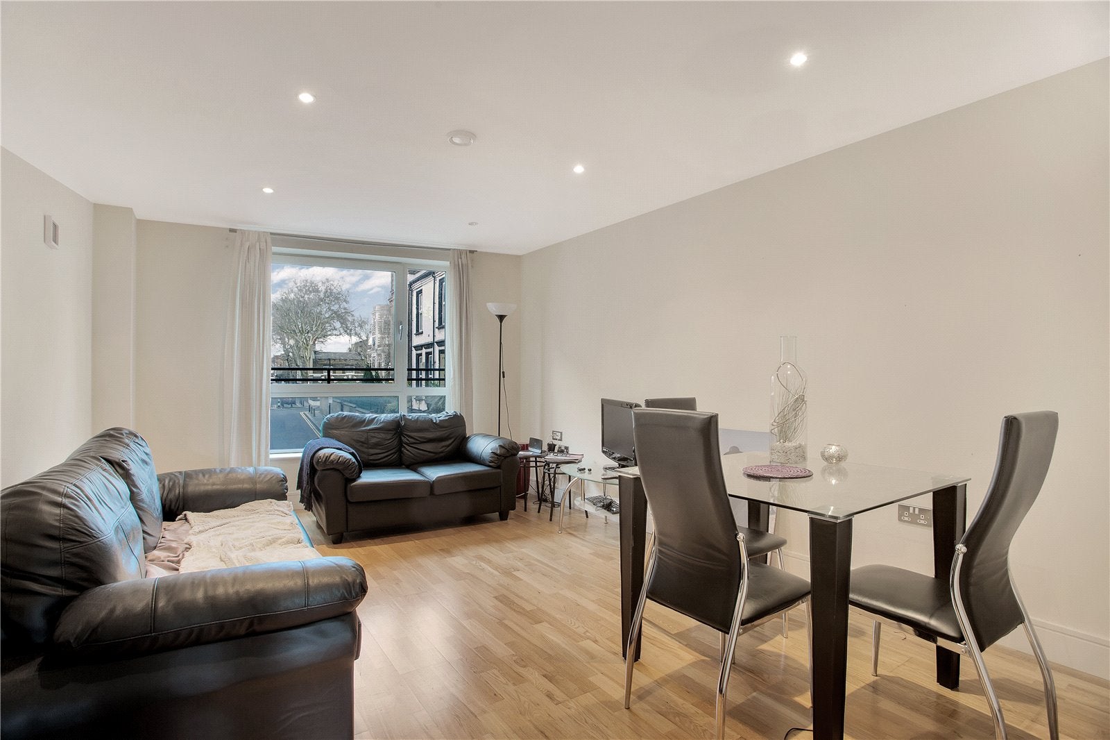 Flat Cheshire Street in Greater London