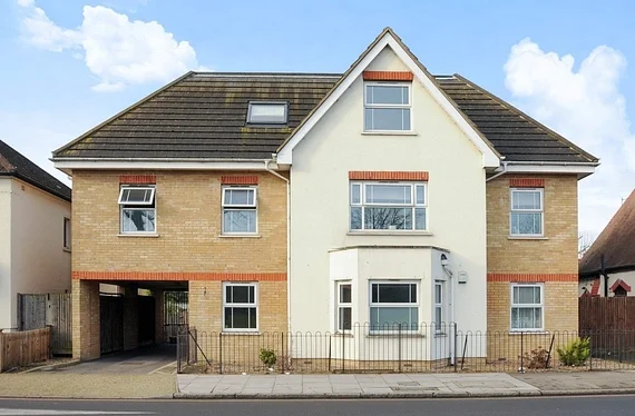 Flat Hogsmill Lane in Greater London