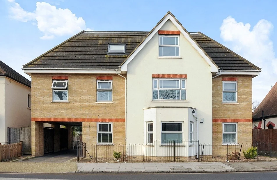 Flat Hogsmill Lane in Greater London