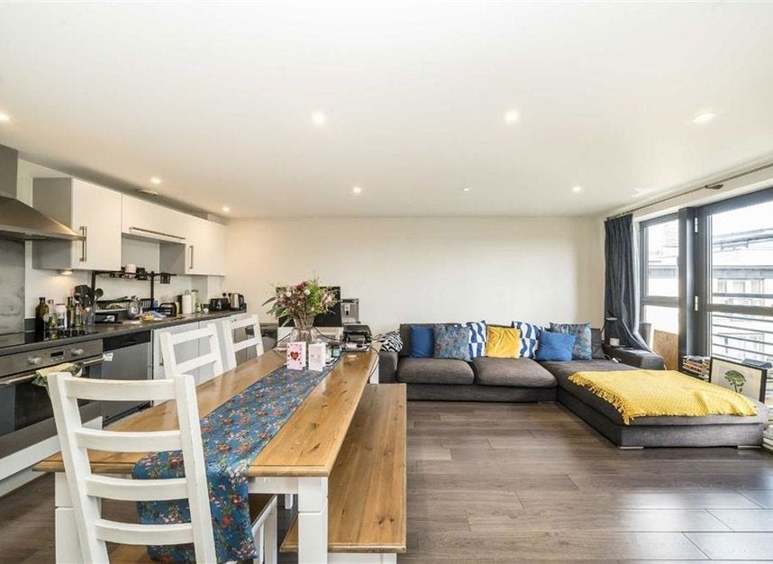 Flat Spa Road in Greater London