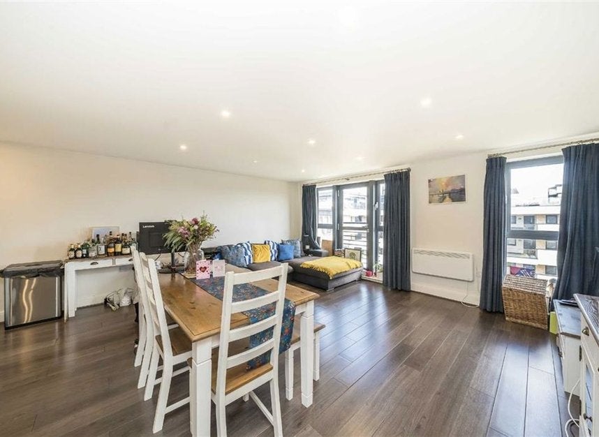Flat Spa Road in Greater London