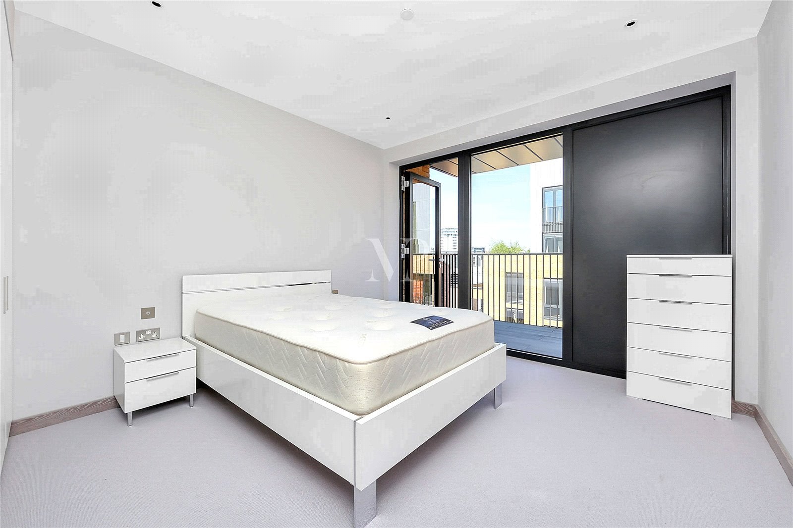 Flat Bellwether Lane in Greater London