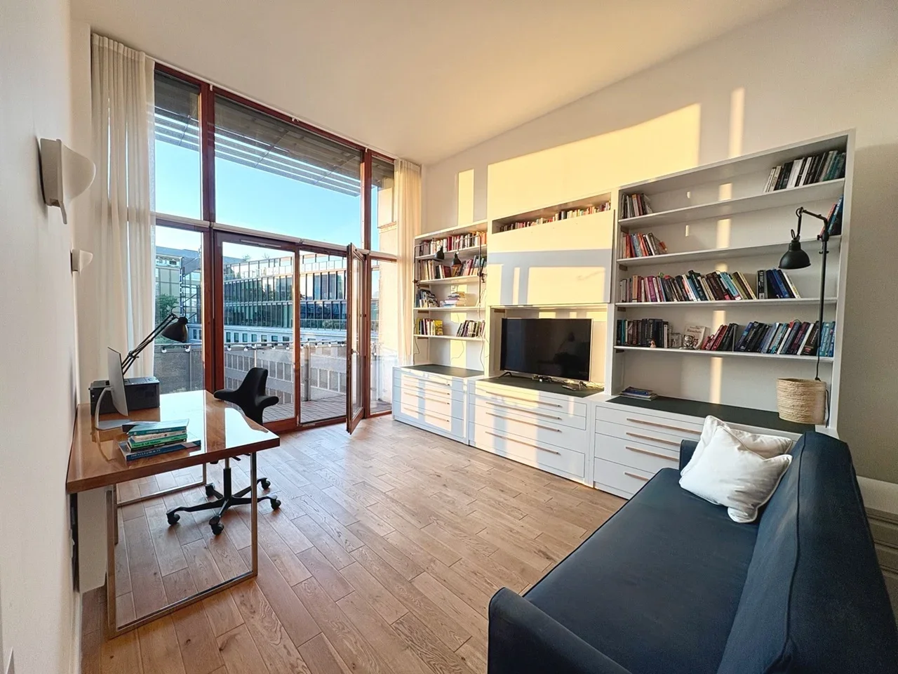 Flat Adler Street in Greater London