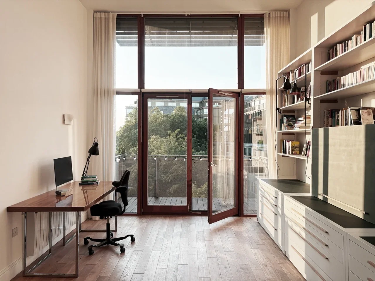 Flat Adler Street in Greater London
