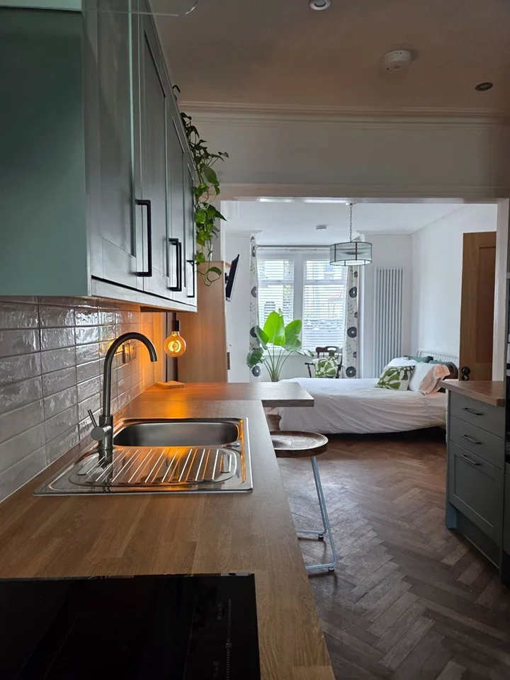 Room Mansfield Road in Greater London