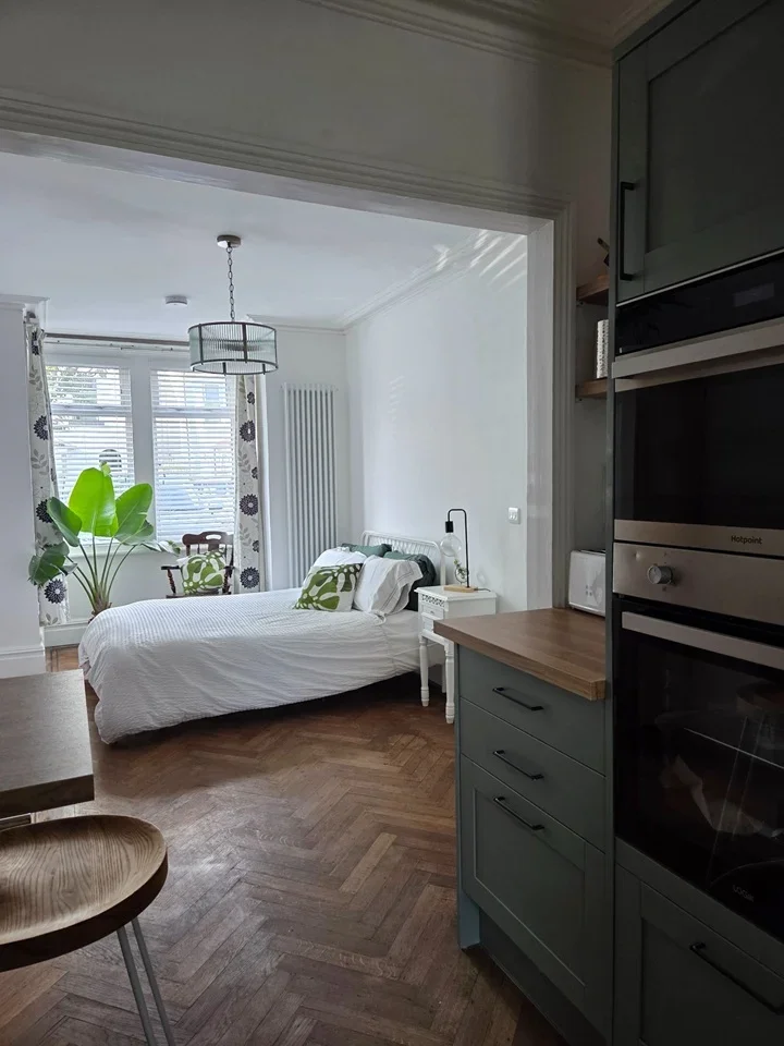 Room Mansfield Road in Greater London