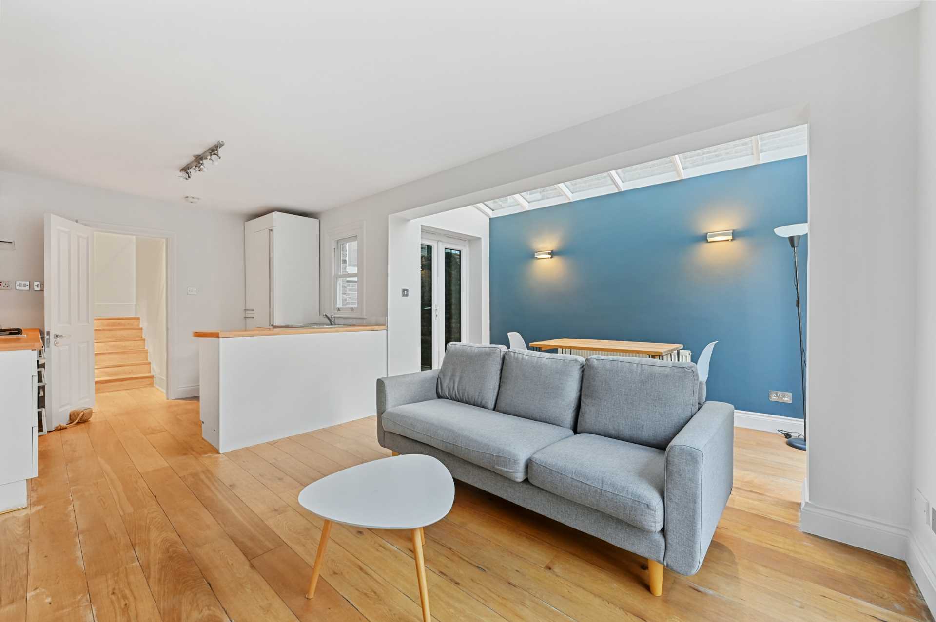 Flat Oaklands Grove in Greater London