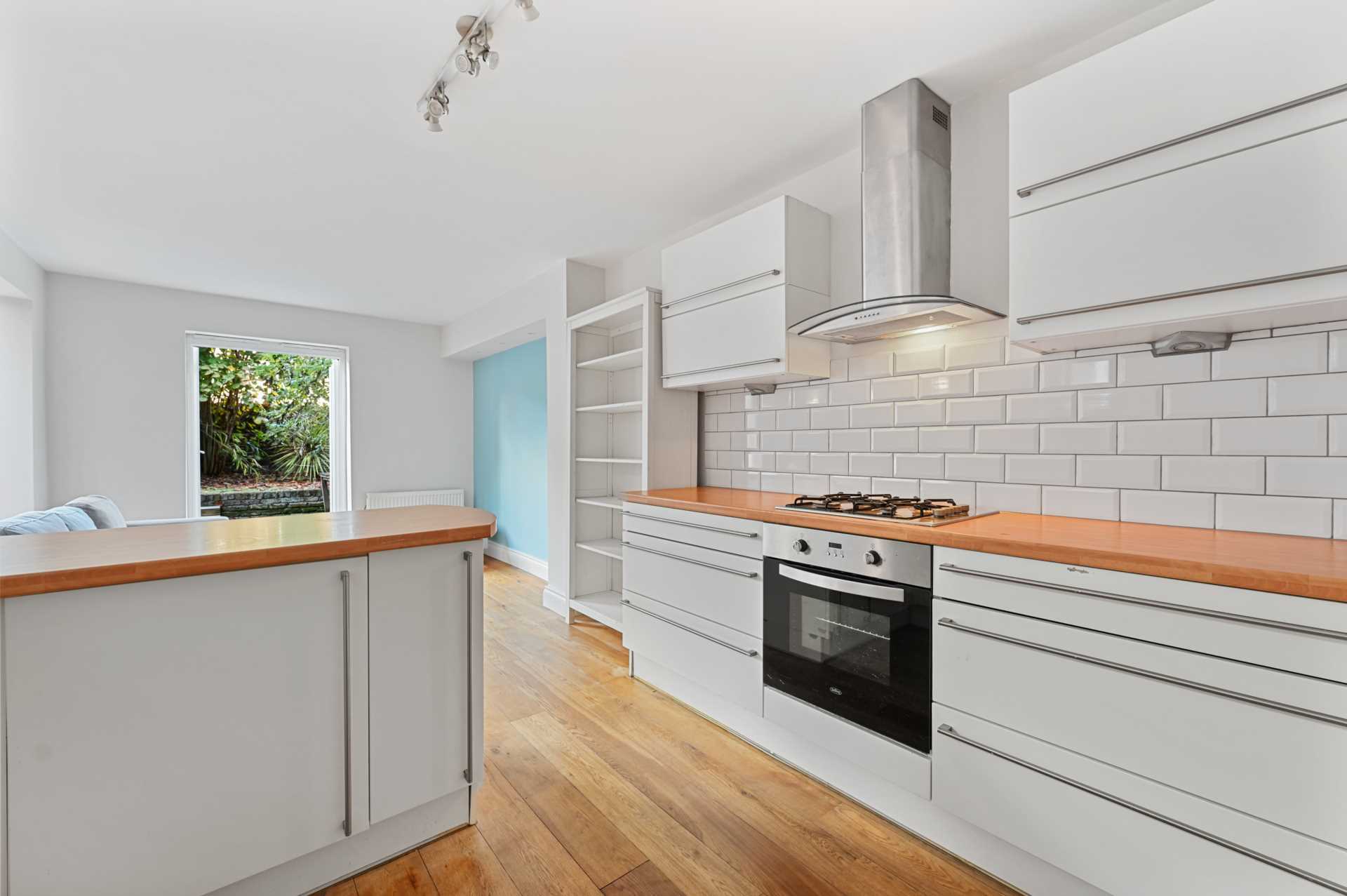 Flat Oaklands Grove in Greater London