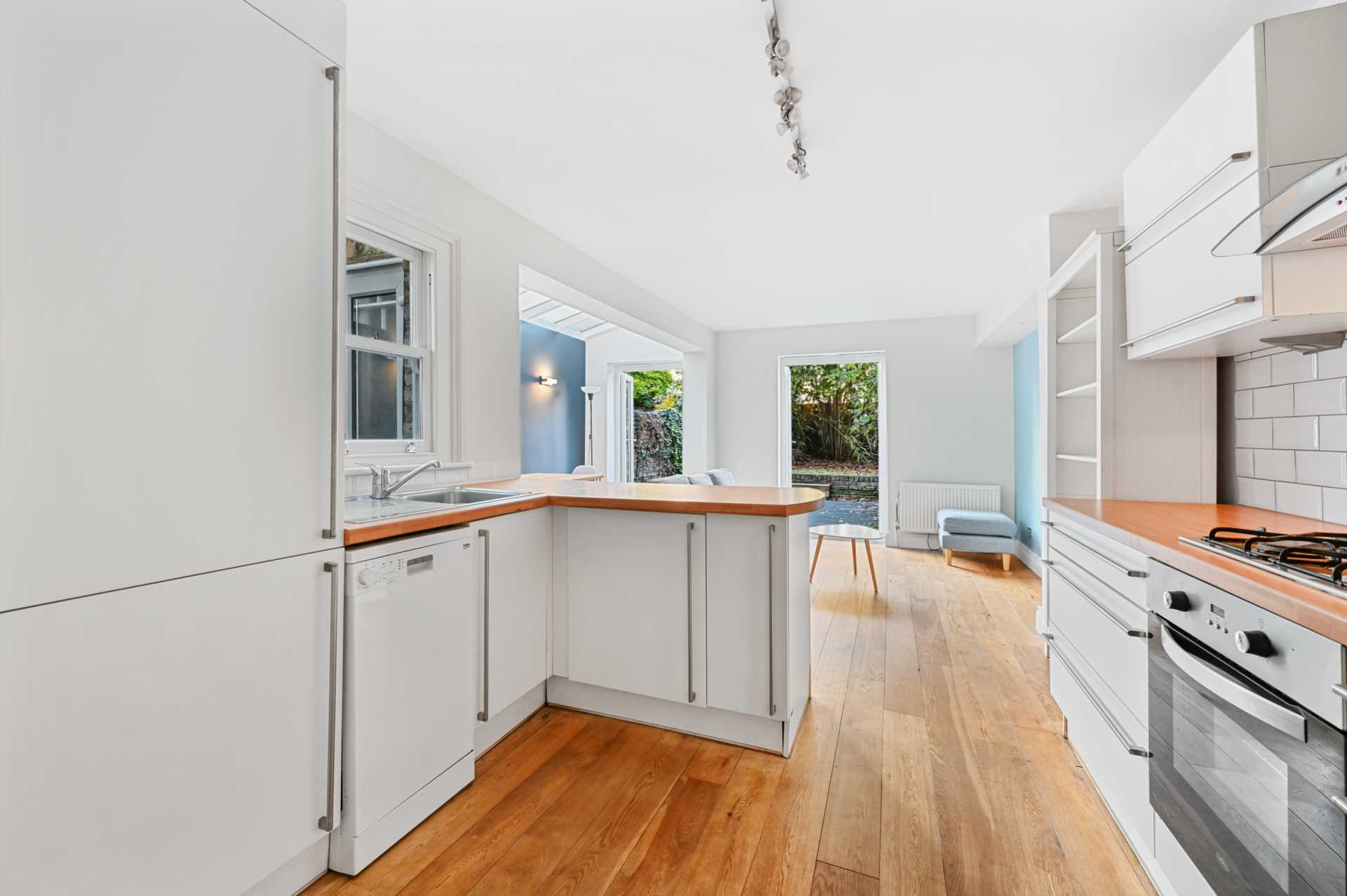 Flat Oaklands Grove in Greater London