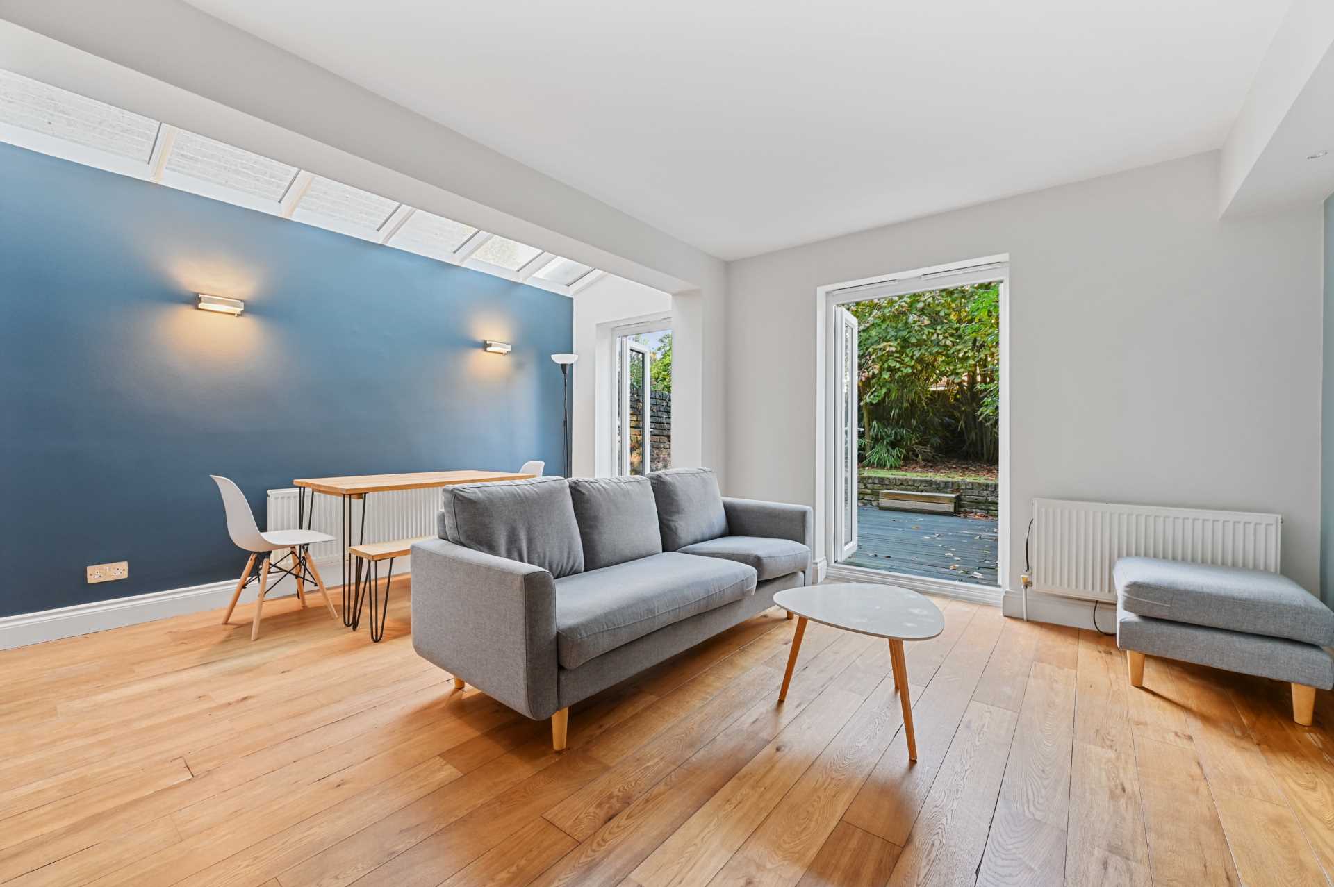 Flat Oaklands Grove in Greater London