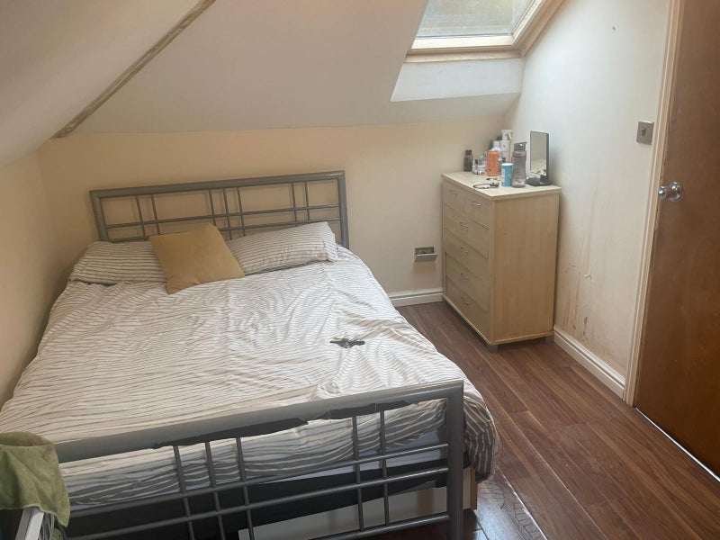 Room Bath Road in Bristol