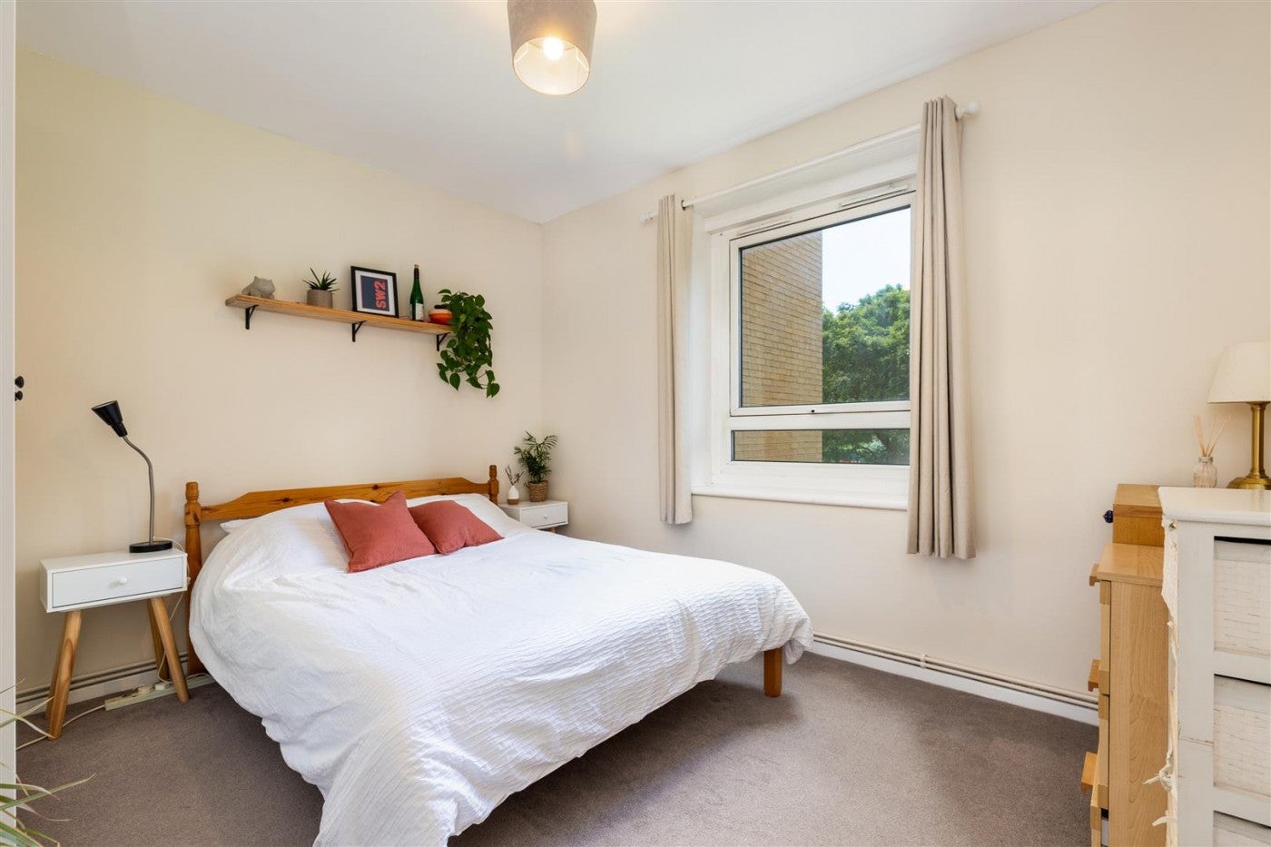 Flat Tulse Hill in Greater London
