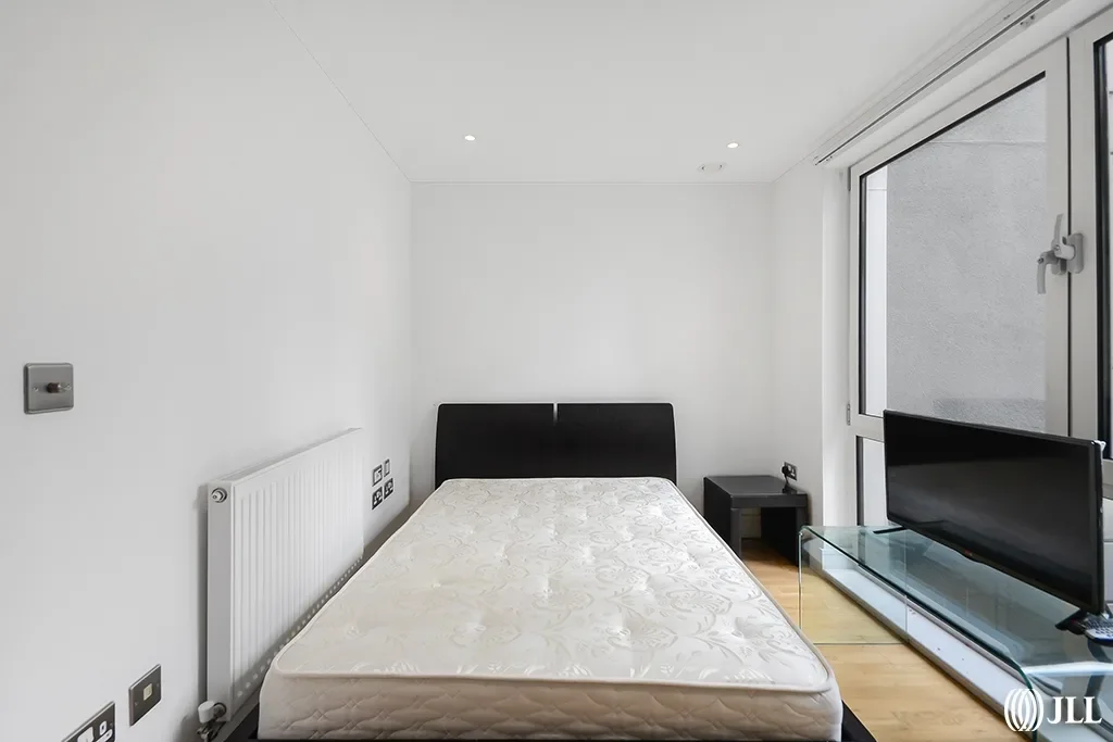 Flat Lincoln Plaza in Greater London