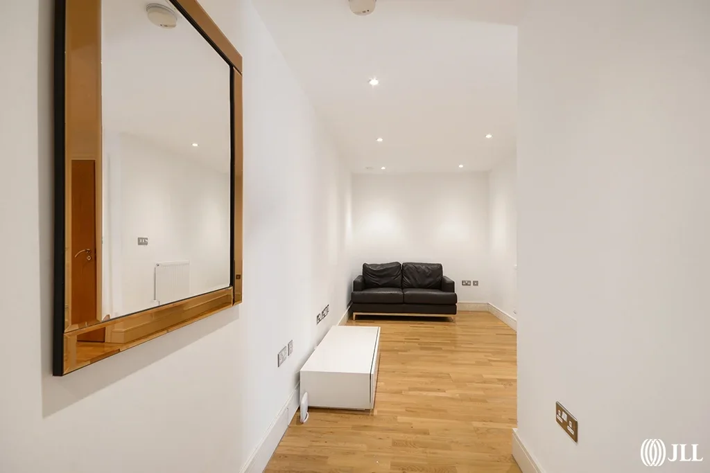 Flat Lincoln Plaza in Greater London