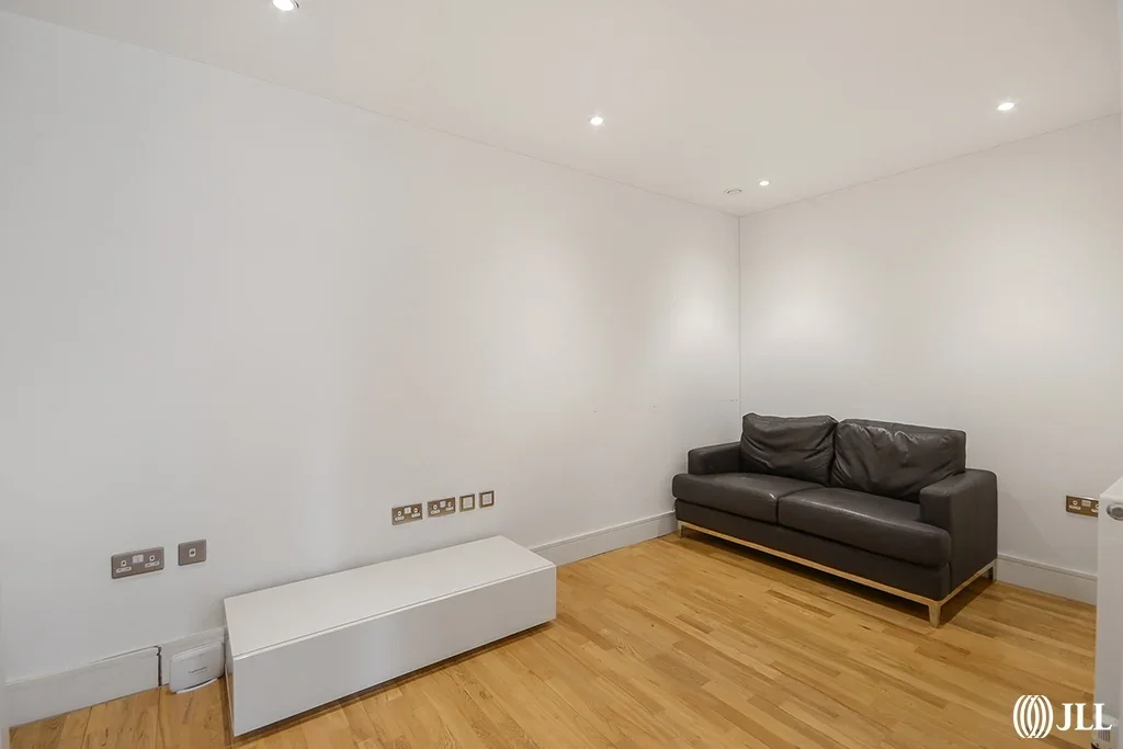Flat Lincoln Plaza in Greater London