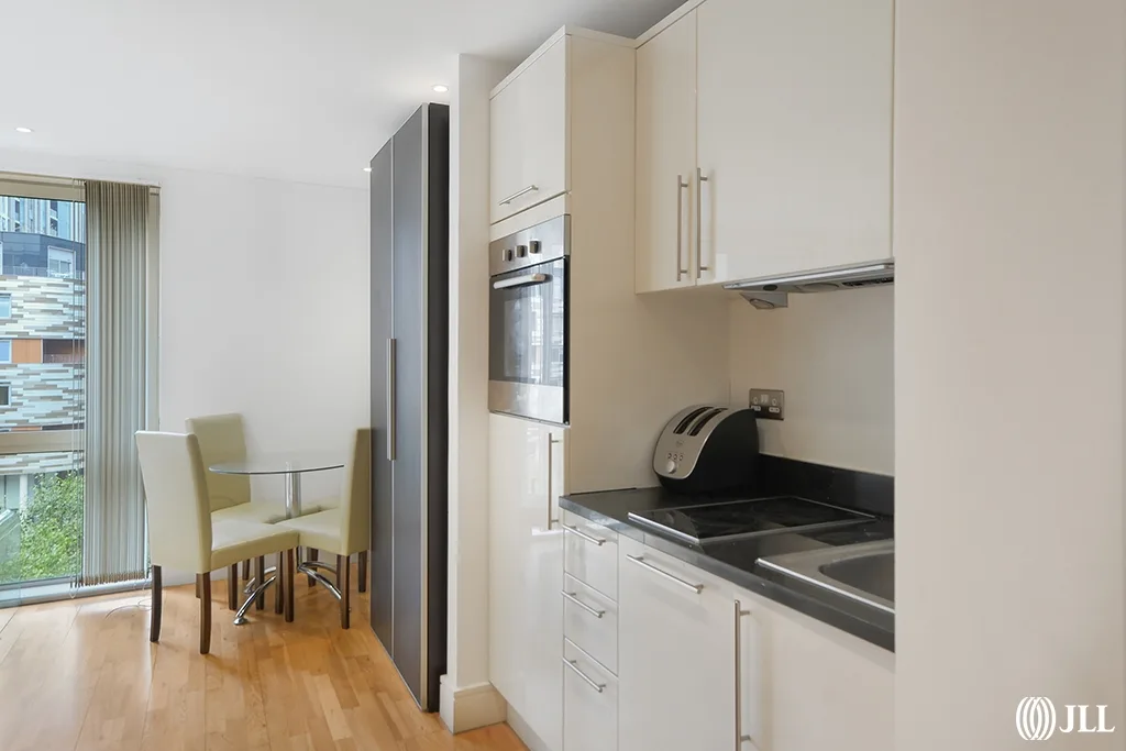 Flat Lincoln Plaza in Greater London