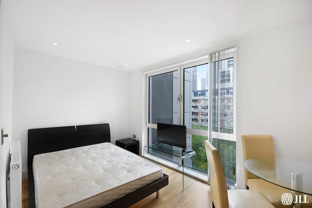 Flat Lincoln Plaza in Greater London