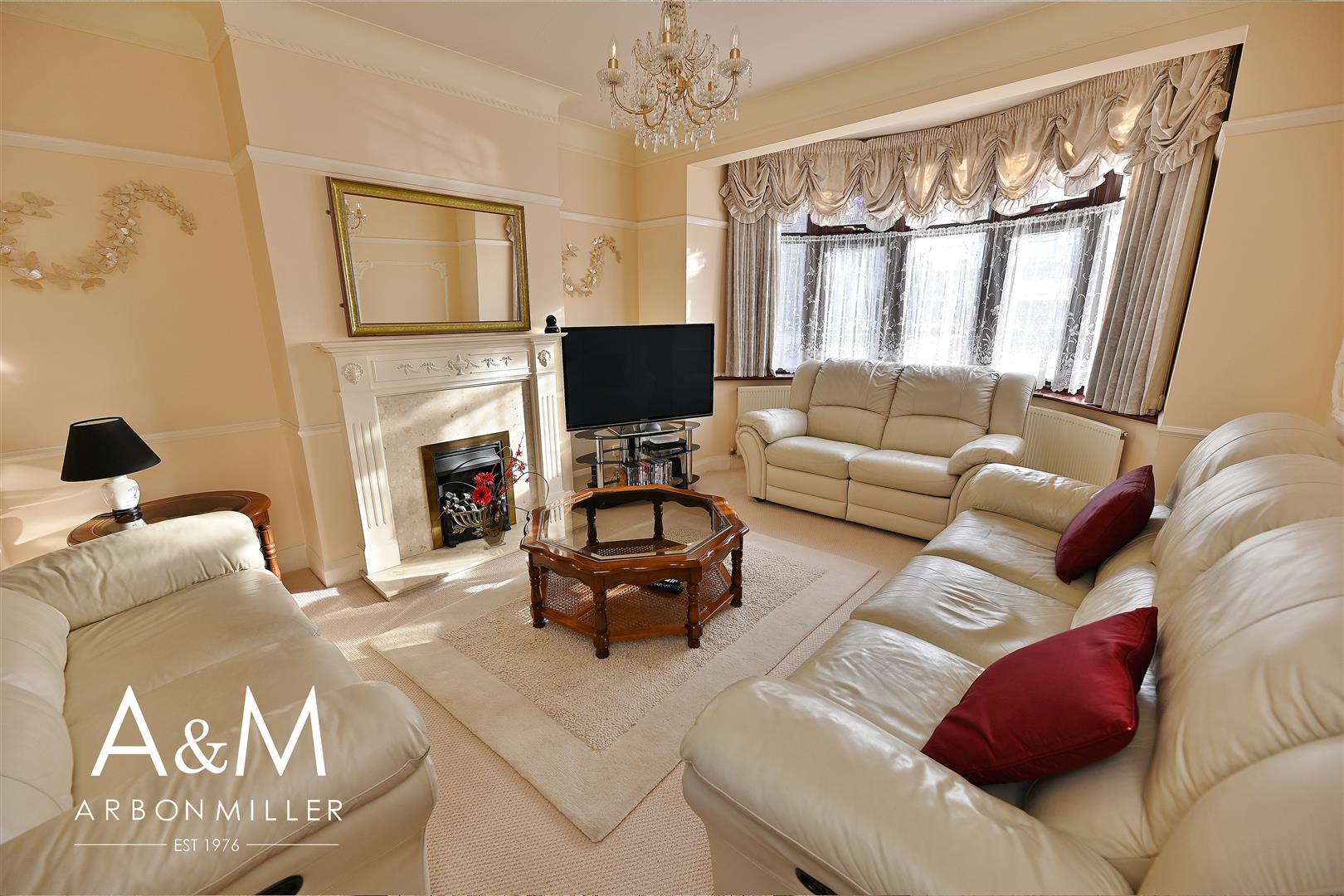 Flat Stoneleigh Road in Greater London