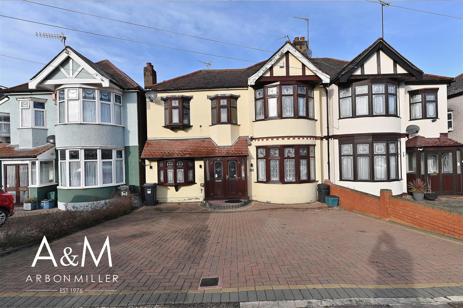 Flat Stoneleigh Road in Greater London