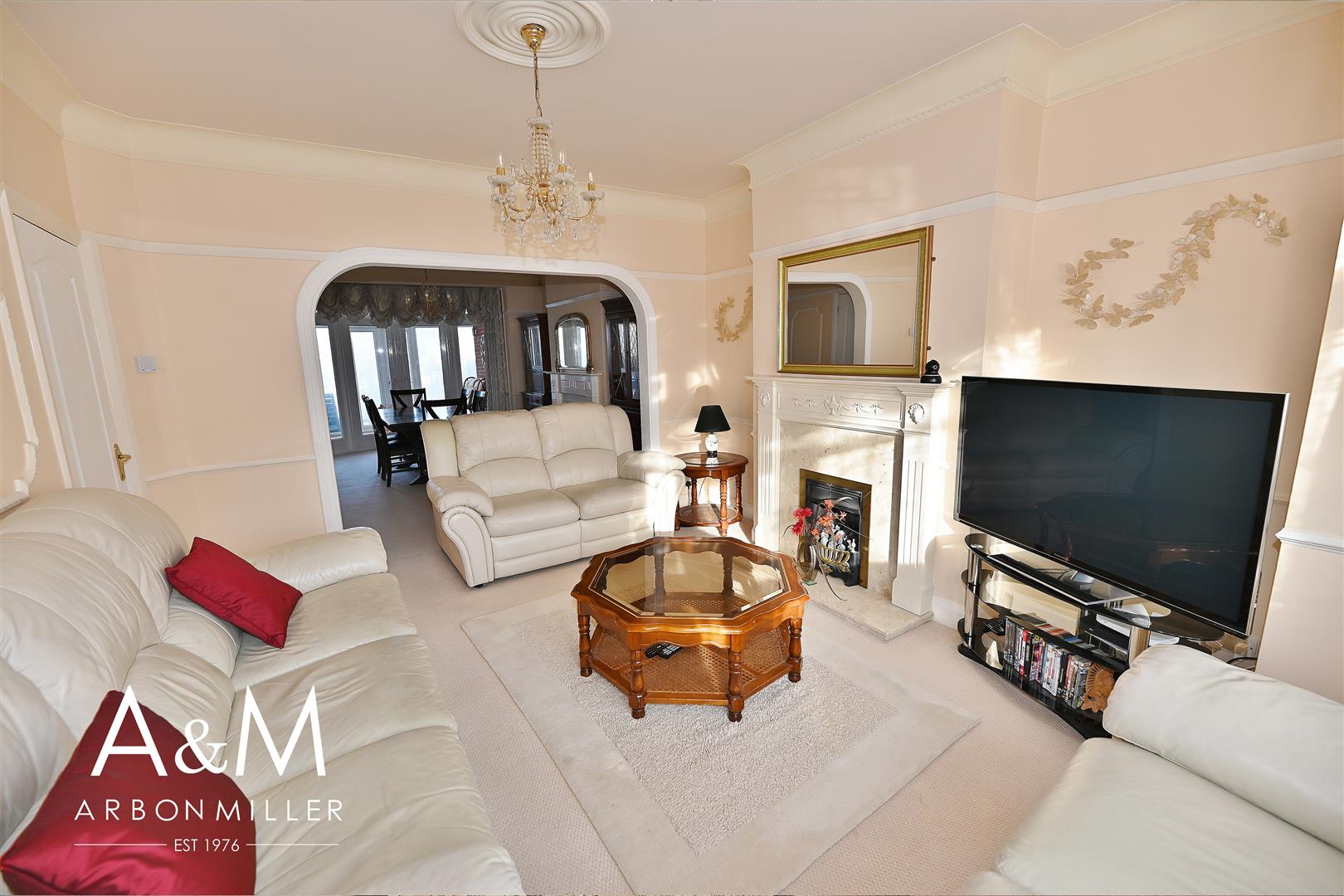 Flat Stoneleigh Road in Greater London