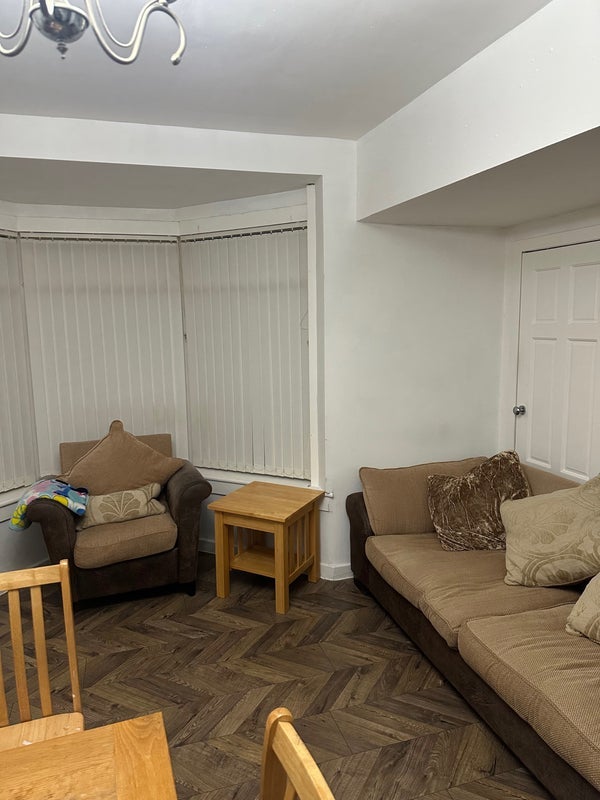 Room Sandyhills Road in Glasgow