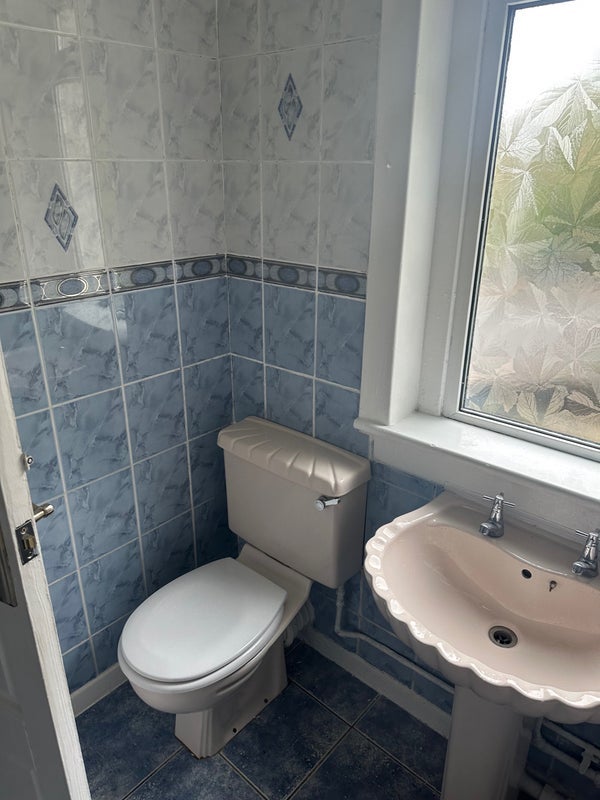 Room Sandyhills Road in Glasgow