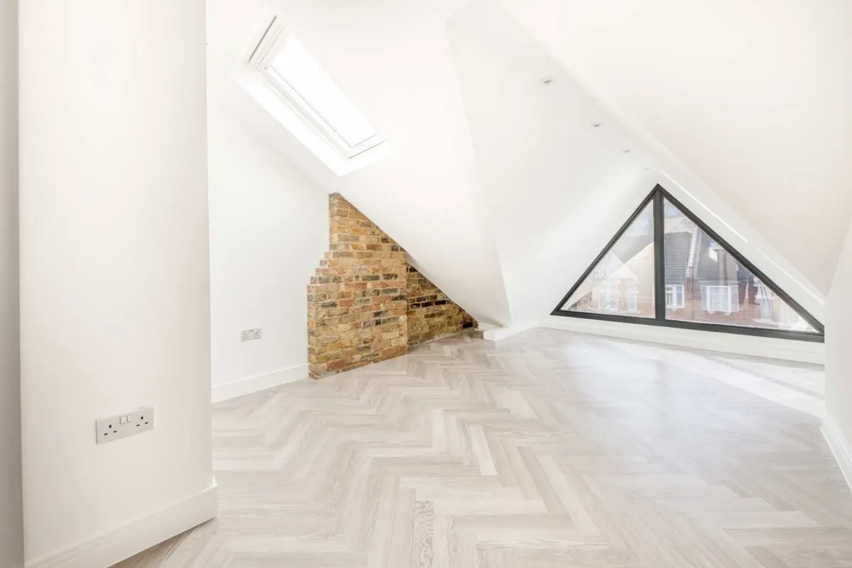 Flat Craven Avenue in Greater London