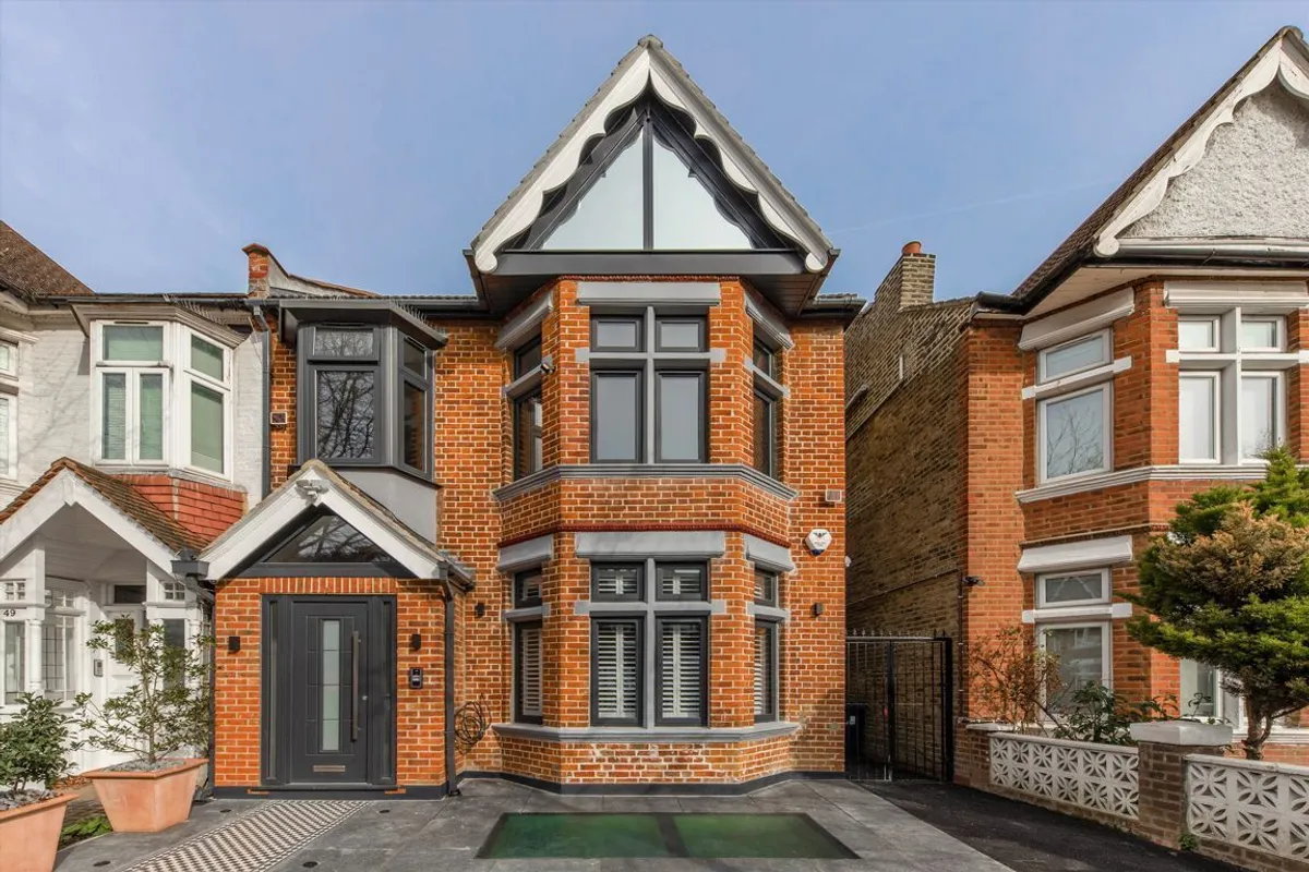 Flat Craven Avenue in Greater London