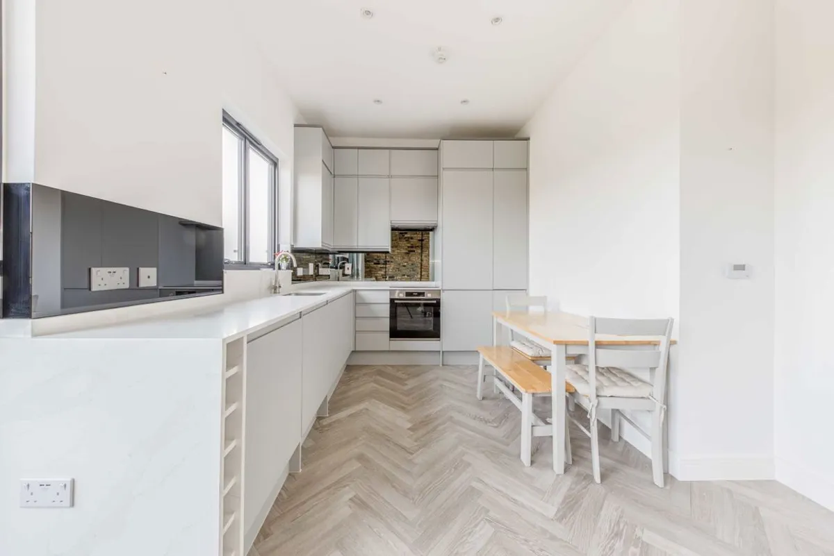 Flat Craven Avenue in Greater London