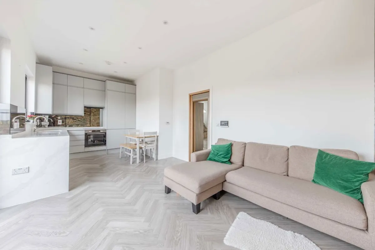 Flat Craven Avenue in Greater London