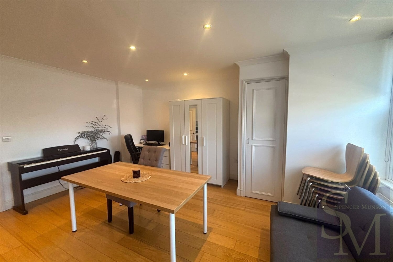 Flat Pulteney Road in Greater London