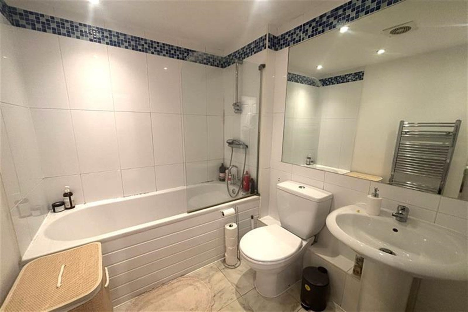Flat Pulteney Road in Greater London