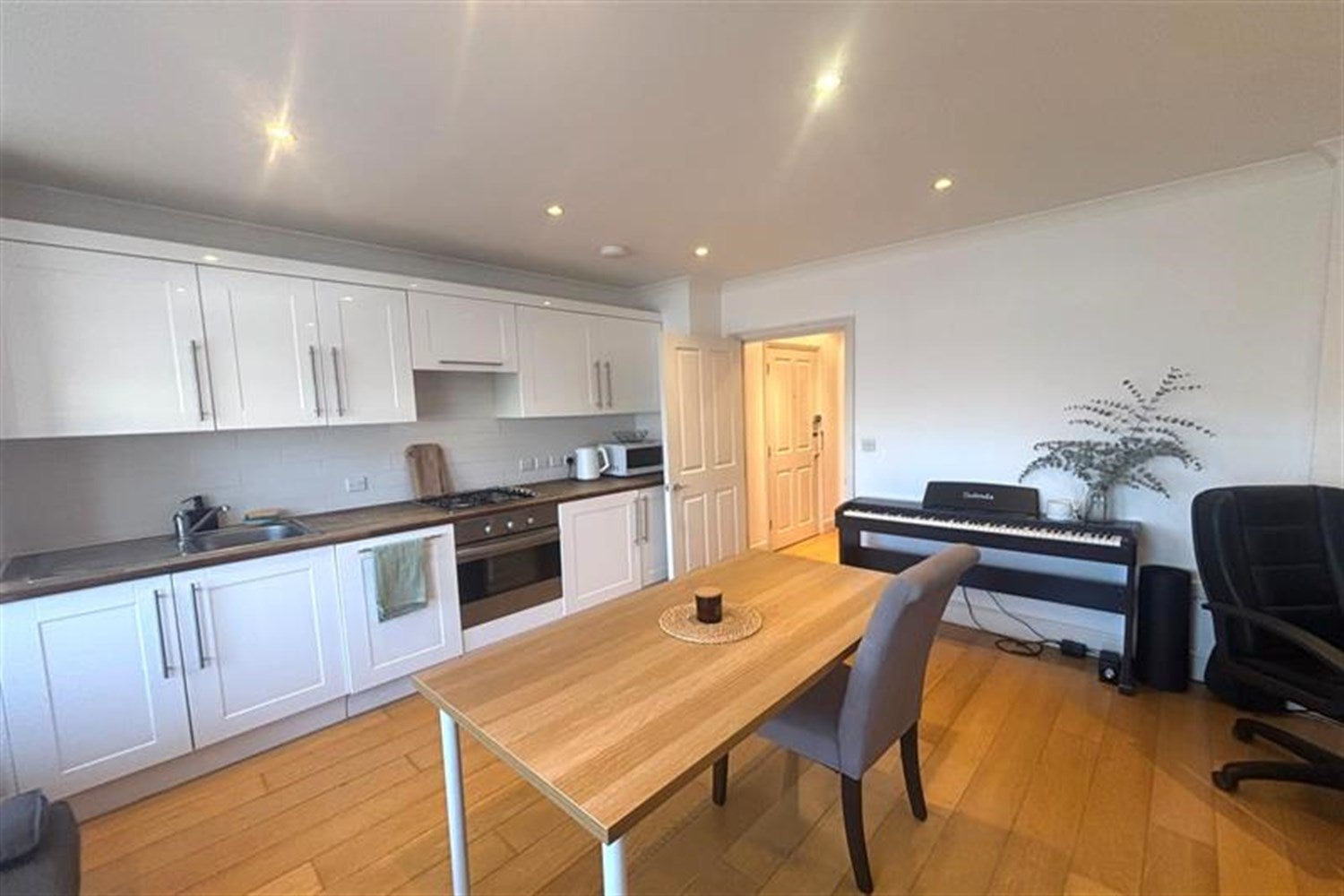 Flat Pulteney Road in Greater London