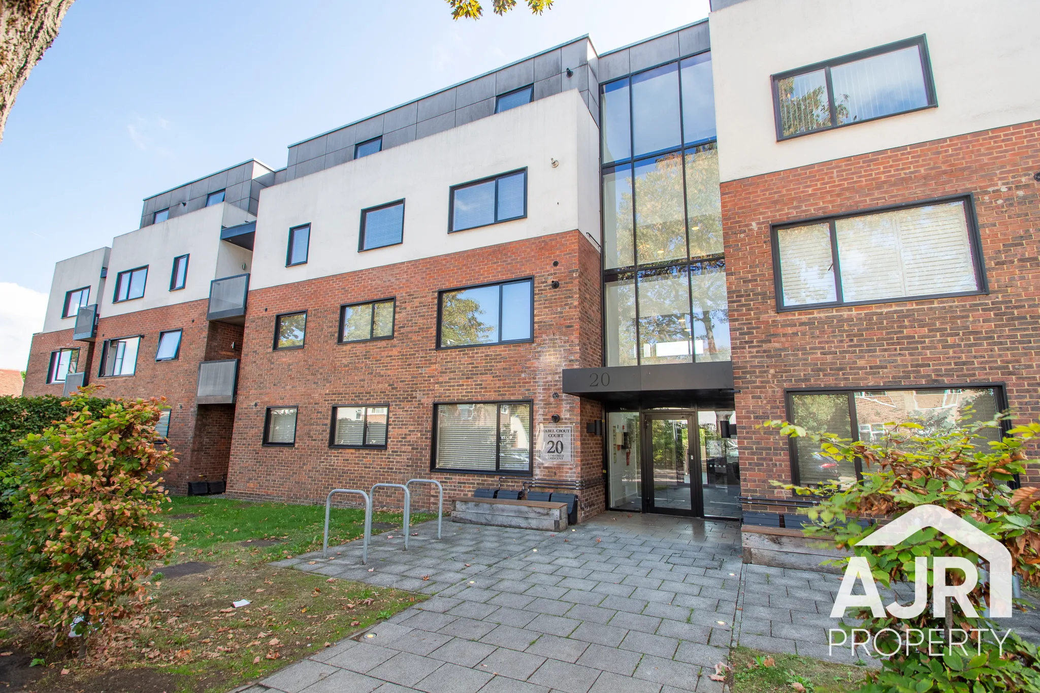 Flat Lingfield Crescent in Greater London