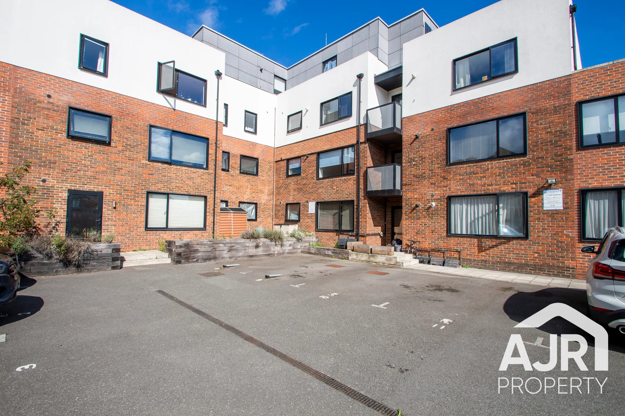 Flat Lingfield Crescent in Greater London