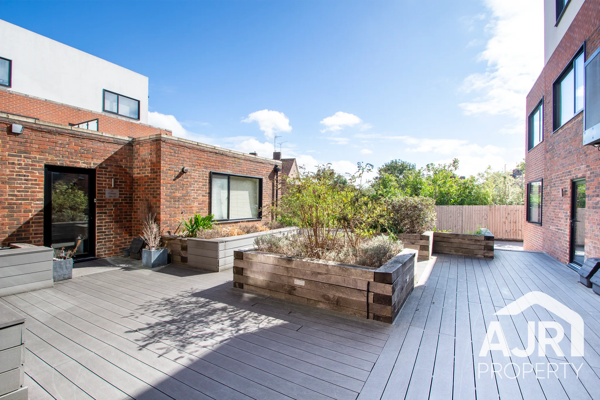 Flat Lingfield Crescent in Greater London